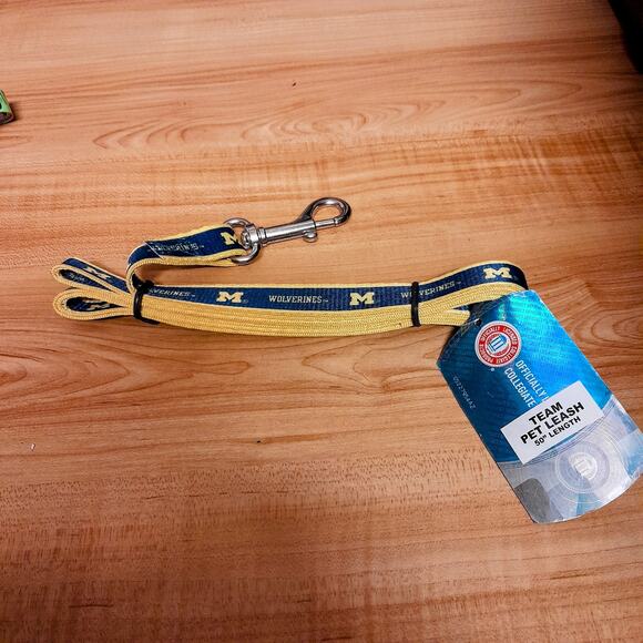 Michigan Wolverines Double Sided Team Pet Leash 50" Long 3/4" Width NCAA New - Picture 1 of 3